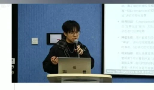 第二次 1024 比赛现场，一位参赛者在屏幕前用电脑做项目分享